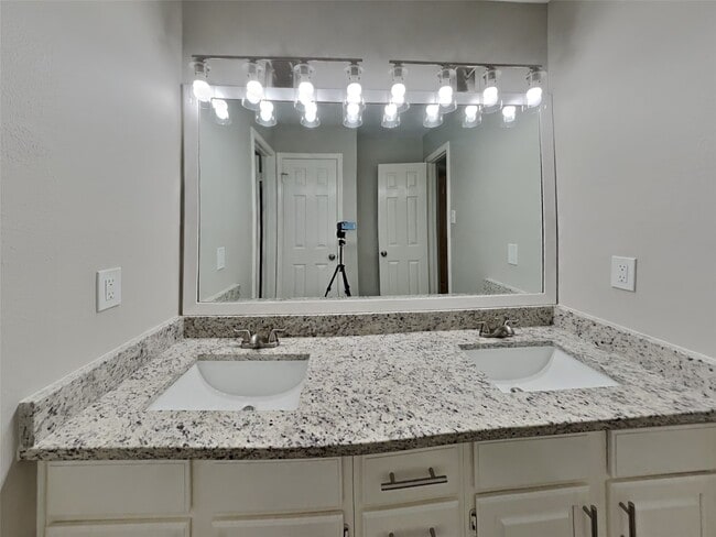 Building Photo - 510 Tanguey Ct