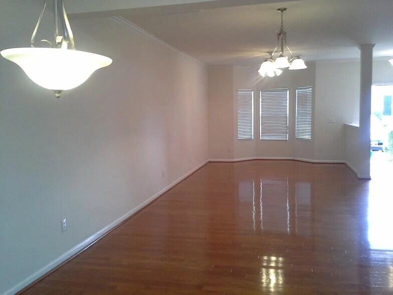 Building Photo - Room in Townhome on Hampshire Downs Dr