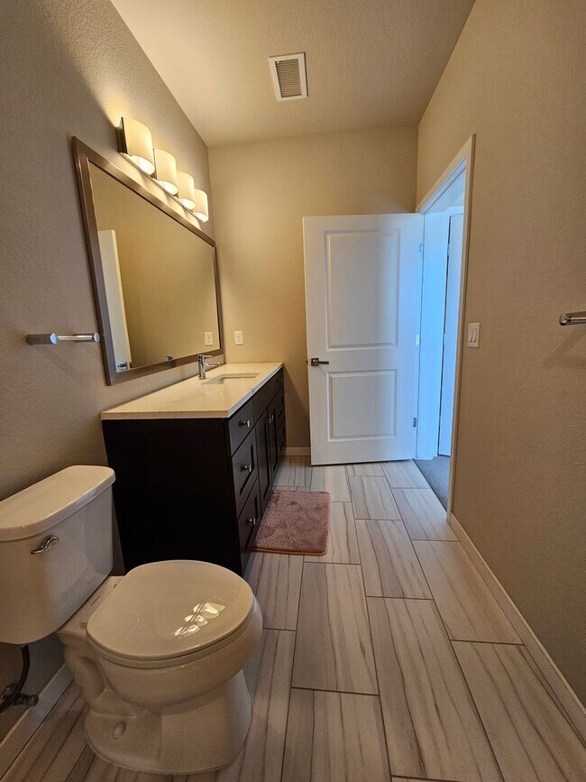 Building Photo - Gorgeous and Bright 2 Bed 2 Bath Large 3rd...