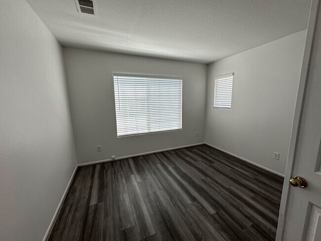 Building Photo - Charming 4-Bedroom Home with a Private Yard & Community Pool in Valencia!