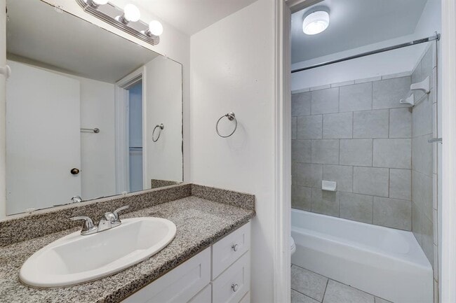 Building Photo - 5906 Golden Forest Dr
