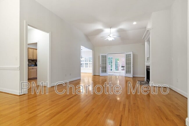 Building Photo - 5916 Meadowmere Dr