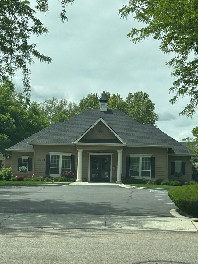 Building Photo - 3 Bedroom 2 Bath Home, New Paint, New LVP ...