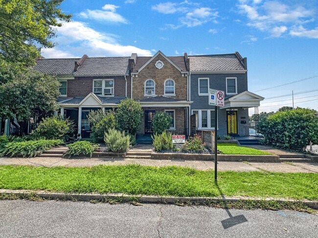 Building Photo - Classic Richmond Row House Steps from Byrd...