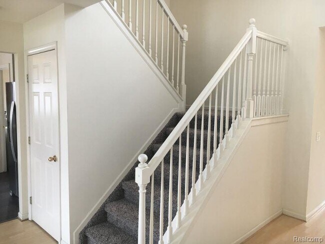 Building Photo - 879 Autumn Ridge Dr