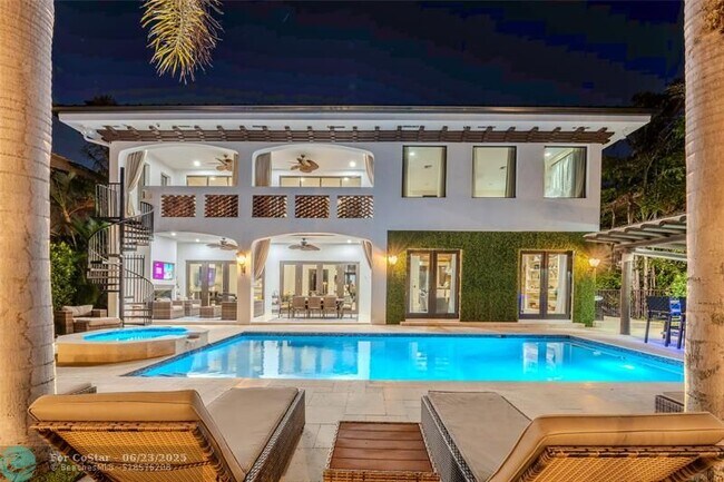 Building Photo - 2430 Castilla Isle