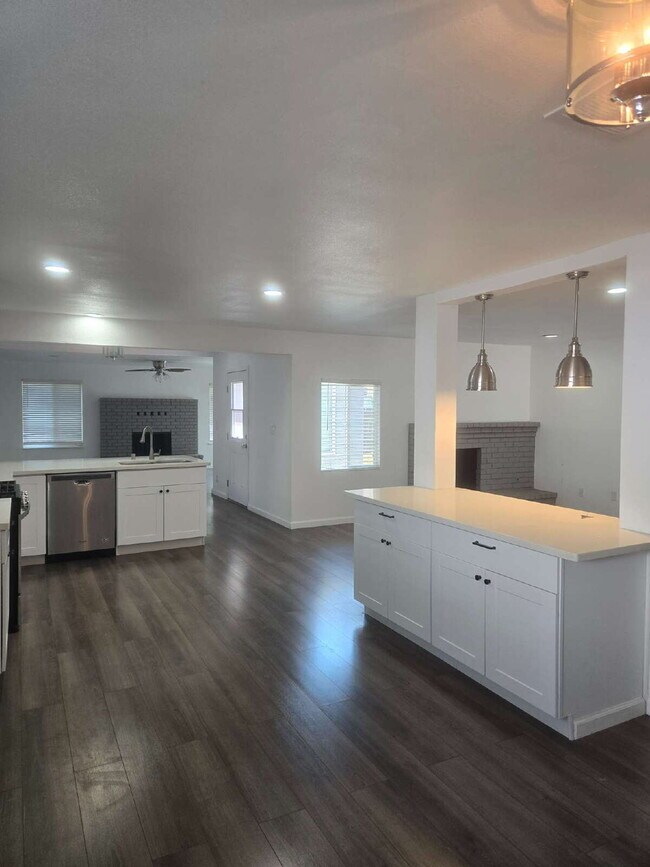 Building Photo - Fully Renovated Four Bedroom Home, Highly ...