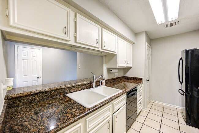 Building Photo - 940 Wycliffe Dr