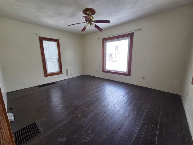 Building Photo - 2 bedroom 1 bath single family home