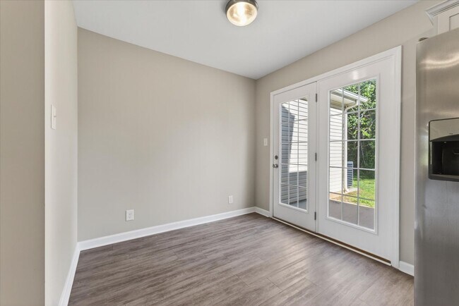 Building Photo - The Stowe Court Dog Friendly Condo for rent!