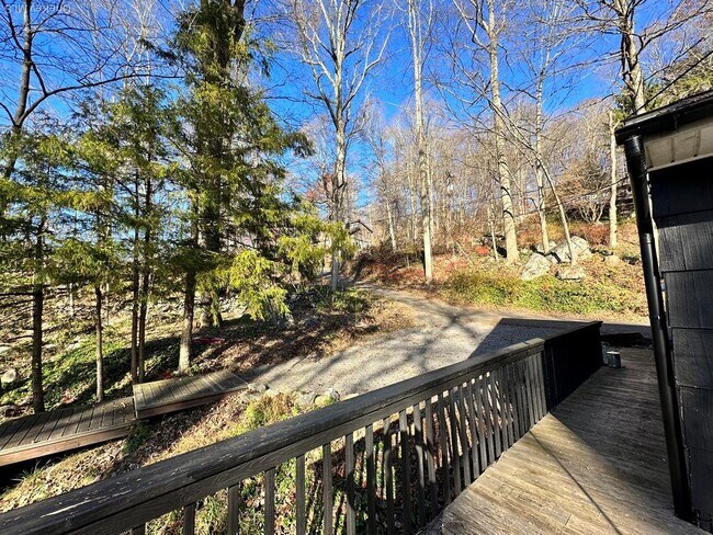 Building Photo - 117 Seven Hills Lake Dr