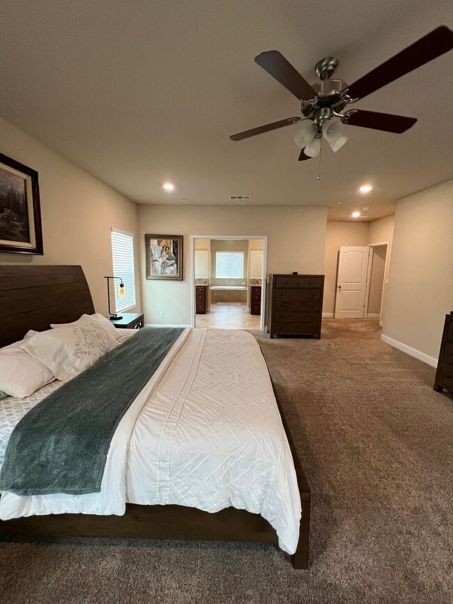 Building Photo - Southwest 4 bedroom Home