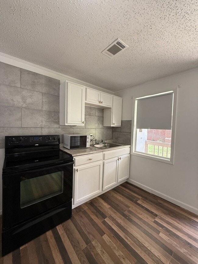 Building Photo - Freshly renovated 3 bedroom unit!