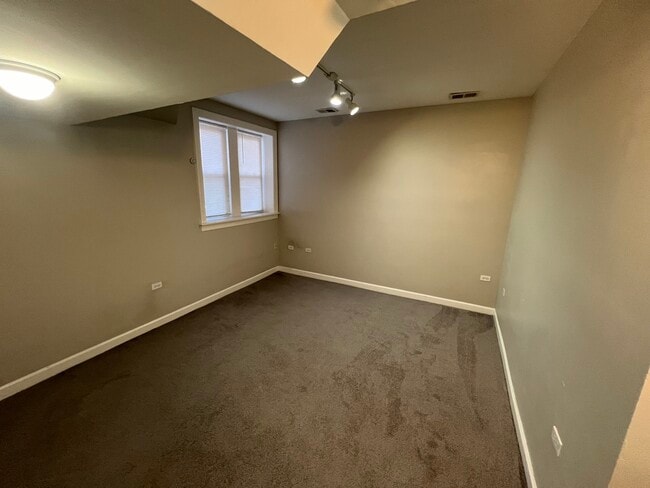 Building Photo - 9100 Lamon Ave