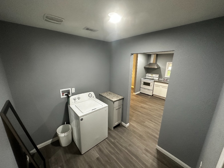 Building Photo - 8906 Lockwood Dr