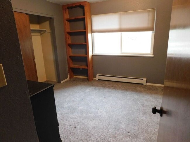 Building Photo - 2 Bed 1.5 Bath Townhome!
