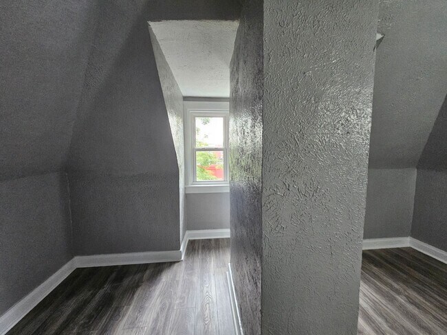 Building Photo - Fully updated 3 Bedroom 1 Bath Apartment for rent in Beechview!