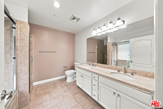 Building Photo - 956 S Wilton Pl