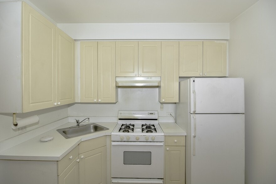 Building Photo - 909 W Dakin