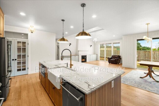 Building Photo - 496 NW Cascade Mountain Dr