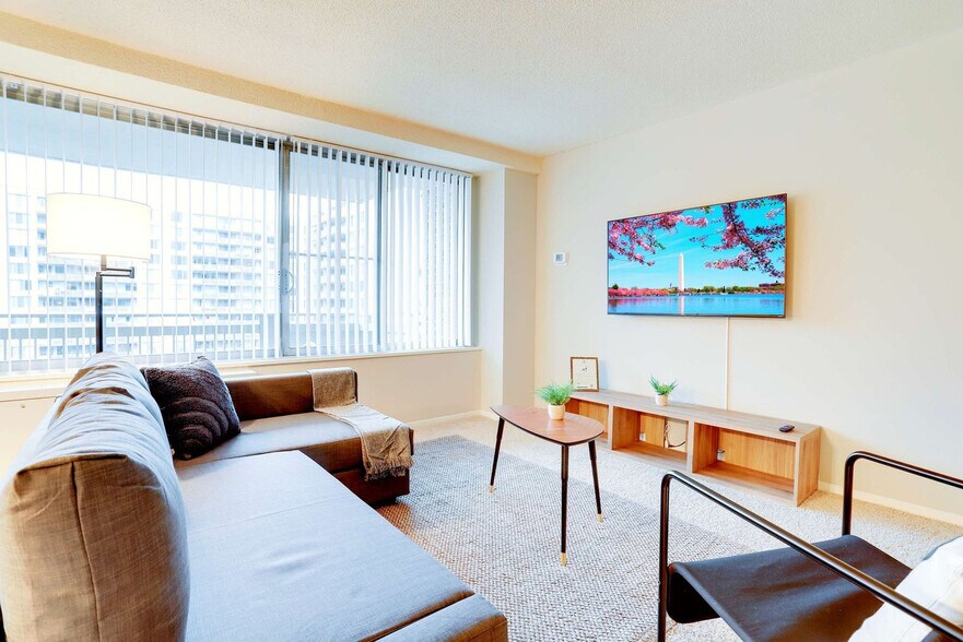 Building Photo - 2111 Richmond Hwy