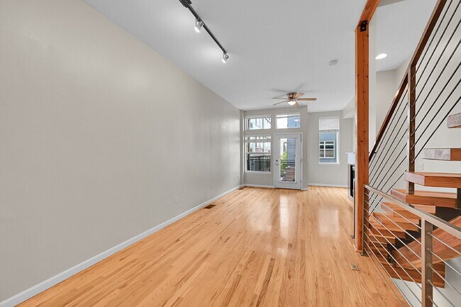 Building Photo - $3,225.00 - 2 Beds, 1.5 Bath, Townhouse in...