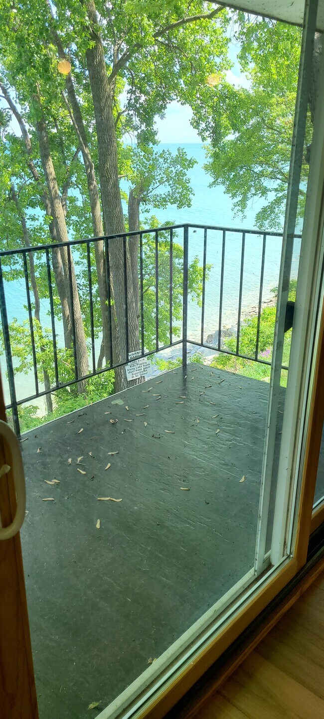 Building Photo - 1073 Sheridan Rd