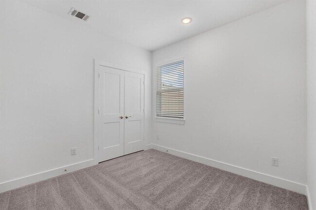 Building Photo - 1326 Shaded Rock Dr