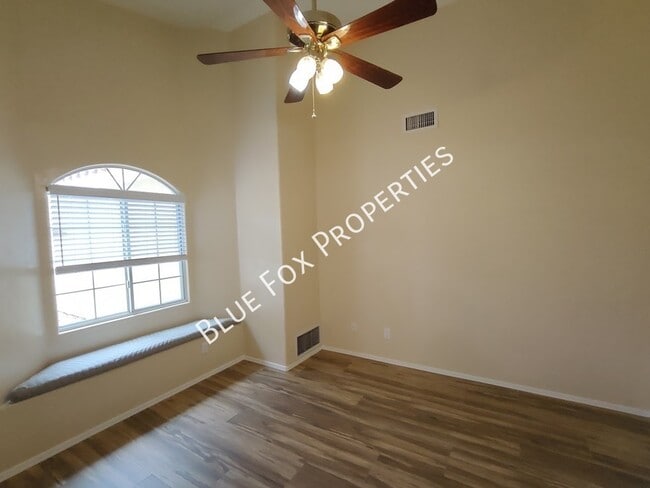 Building Photo - 710 W Calle Alta Loma