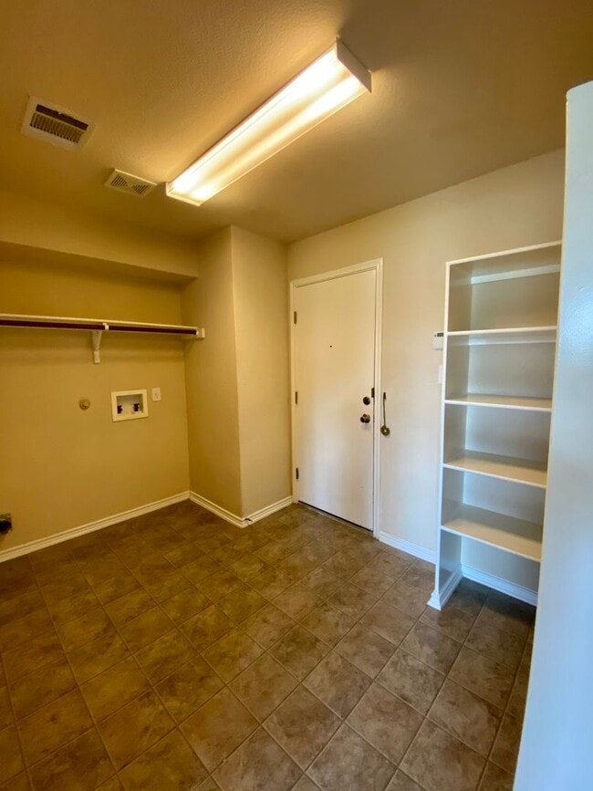Building Photo - Charming New Braunfels Home Available for Immediate Move In