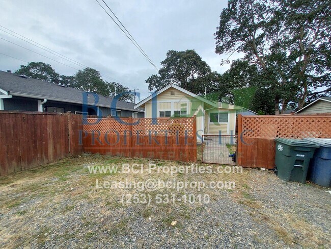 Building Photo - Beautifully remodeled 2 bedroom Duplex nex...