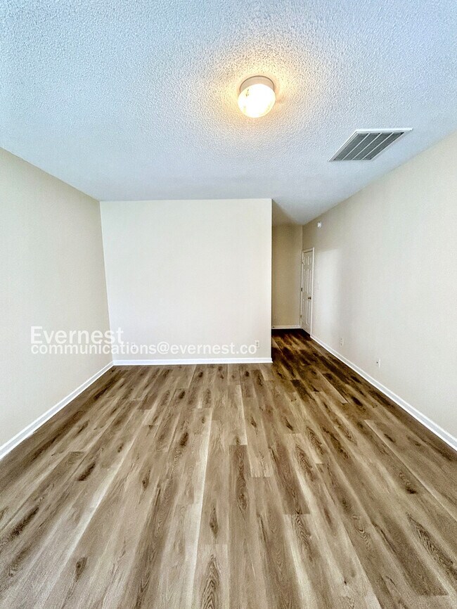 Building Photo - Spacious 3 Bedroom Home in High Point / Up...