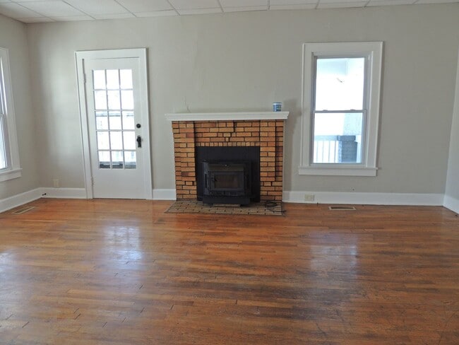 Building Photo - Two bedroom, one bath home is South Knoxville