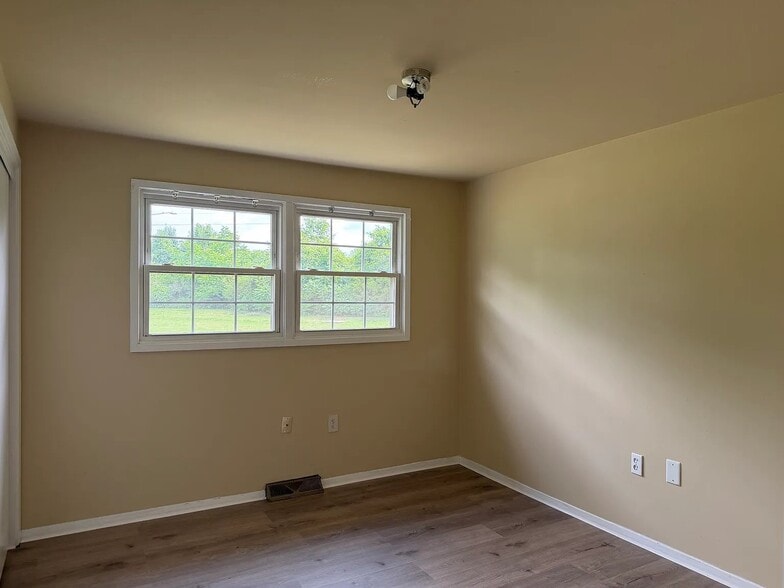 Building Photo - 121 Woodgate Cir