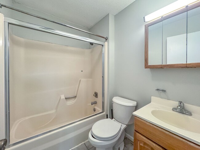 Building Photo - Large 2-Bed/1-Bath w/ Private Balcony & In...