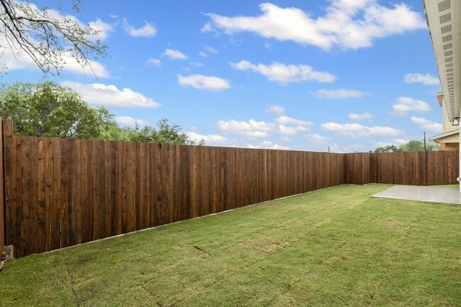 Building Photo - Gorgeous in Granbury