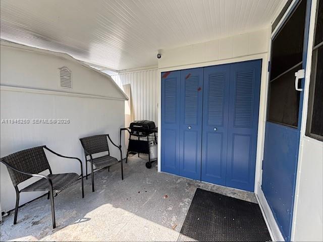 Building Photo - 231 W Lake Dr