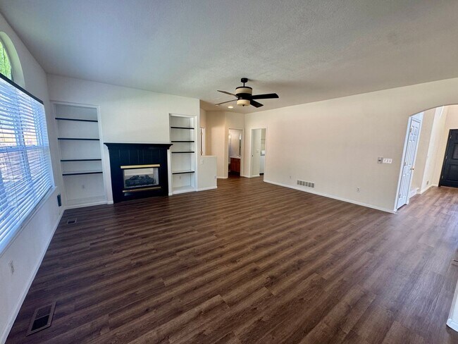 Building Photo - 4 Bed / 4 Bath Dream Home in the Hills at ...