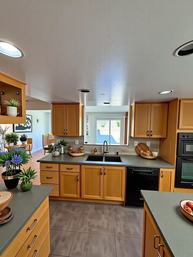 Building Photo - Gorgeous 3 Bedroom, 2 Bathroom, Granada Hi...