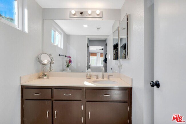 Building Photo - 18209 Sierra Hwy