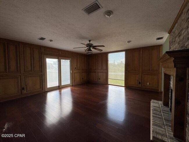 Building Photo - 833 W Pierson Dr