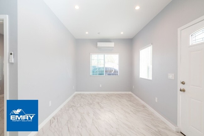 Building Photo - 10624 Swinton Ave