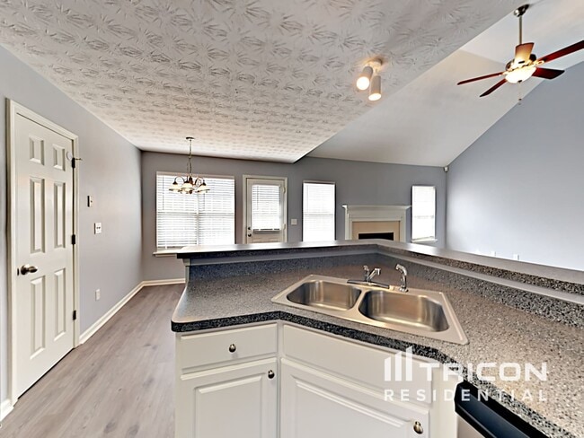 Building Photo - 6821 Hickory Hollow Dr