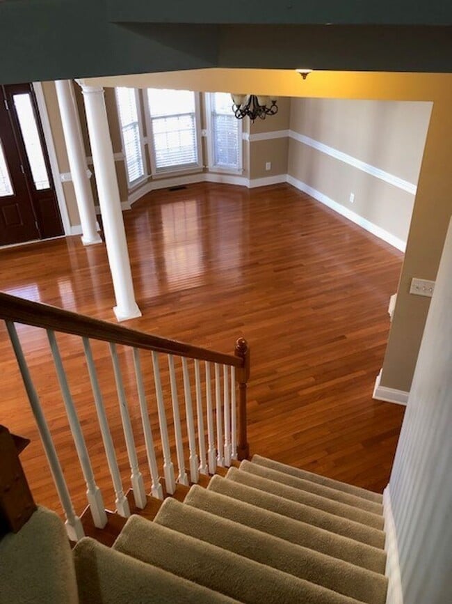 Building Photo - Fabulous home! 5 Bedrooms, 4 Bathrooms!!