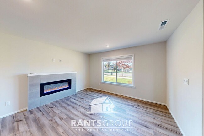 Building Photo - Great Location! Easy JBLM Commute!