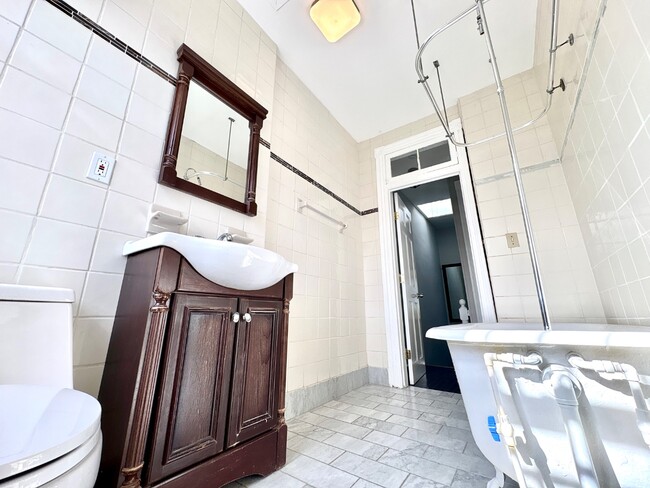 Building Photo - 2507 W Fayette St