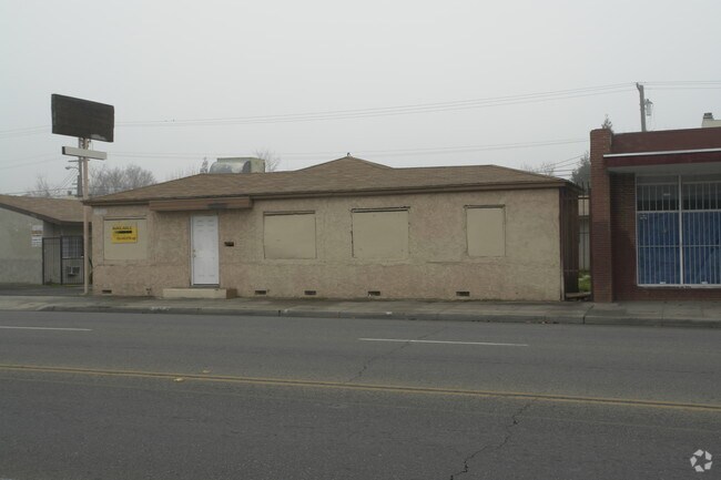 Building Photo - 3030 E Olive Ave