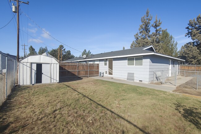 Building Photo - 2 bedroom 1 bath, pet-friendly, duplex uni...