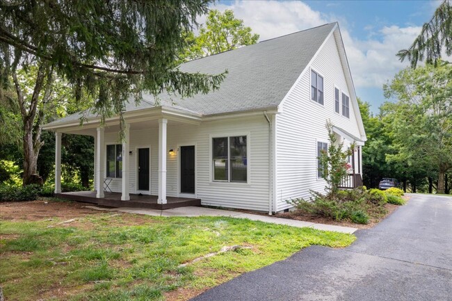 Building Photo - 50% Off First Month! Spacious 3BR Townhome...