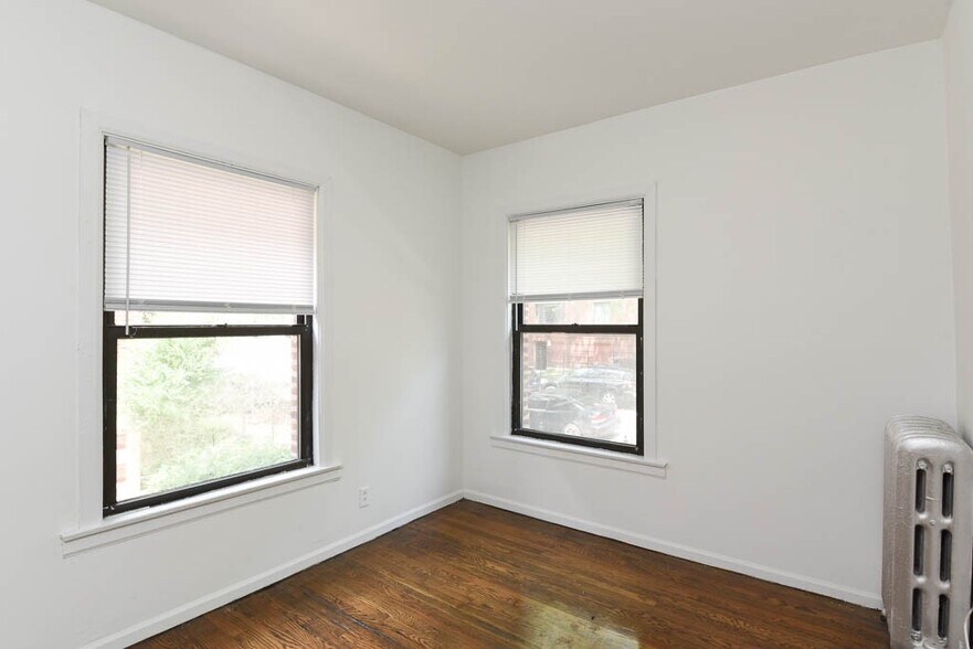 Building Photo - 929 W Sunnyside Ave